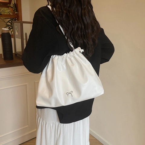 Borsa a Secchiello da Donna con Coulisse a Pieghe in Morbida Pelle PU Tote Bag Con Fiocco in Metallo Casual Versatile a Tracolla