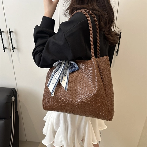 Damen PU Leder Gewebte Tragetasche Große Kapazität Mit Seidenschal Geflochtener Griff Mode Pendler Schultertasche Handtasche