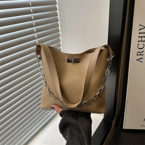Borsa a Secchiello in Pelle PU alla Moda per Donna Grande Capacità Decorazione a Catena Borsa a Tracolla Casual Sottobraccio 2025 Nuovo Design