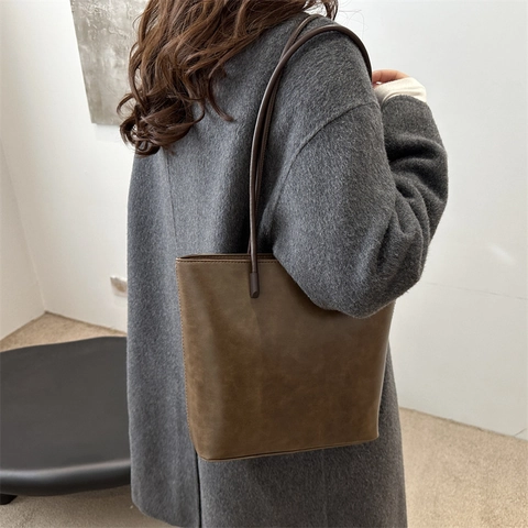 Women Retro PU Leather Tote Bag Large Capacity Minimalist Shoulder Bag Chic Commuting Handbag Solid Color Elegant Purse