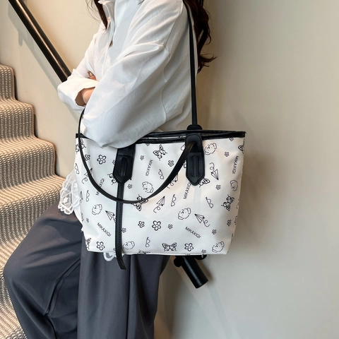 Borsa Tote in Nylon da Donna di Grande Capacità Borsa a Tracolla Trendy Con Stampa Cartoon per Università Pendolarismo Con Ciondolo Coniglio