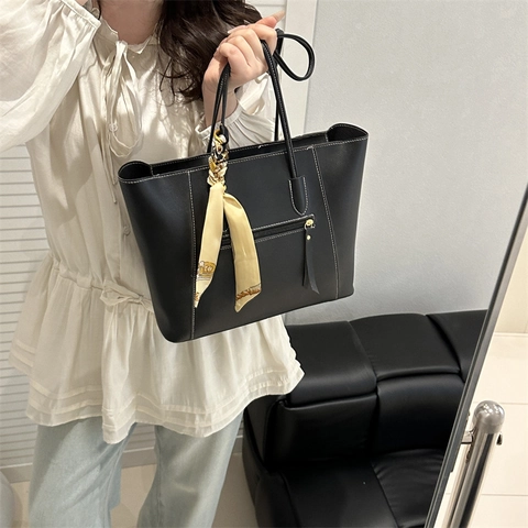 Damen Große Kapazität PU Leder Tragetasche Urban Minimalistisch Schultertasche Mit Dekorativem Schal Kontrastnähte Pendler Handtasche