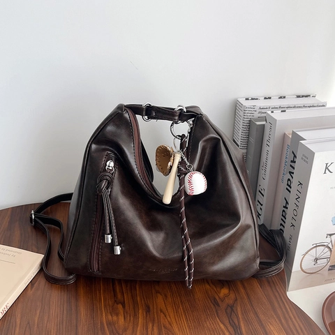 Vintage PU Leder Tote Bag Für Damen Große Kapazität Hobo Schultertasche Mit Baseball Anhänger Vielseitige Pendler Rucksack