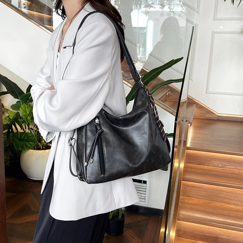 Vintage PU Leder Tote Bag Für Damen Große Kapazität Hobo Schultertasche Mit Baseball Anhänger Vielseitige Pendler Rucksack
