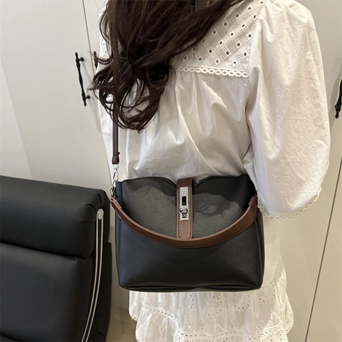 Bolso Tipo Cubo de Cuero PU de Moda para Mujer Gran Capacidad Bolso de Hombro Casual Urbano con Cierre Giratorio de Metal Borde Ondulado