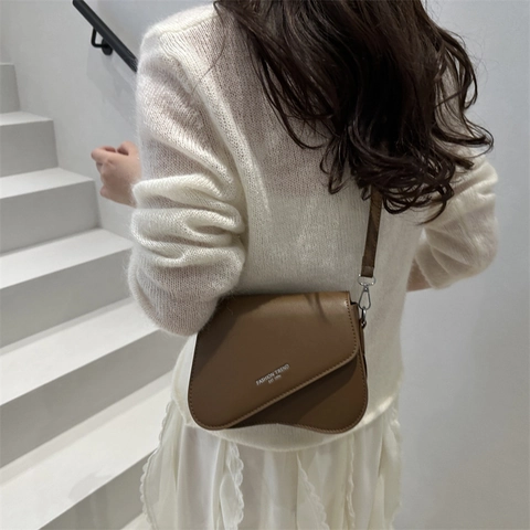 Nischendesign PU Leder Umhängetasche Für Damen Asymmetrische Klappe Schultertasche Urban Stil Buchstaben Druck Kleine Quadratische Tasche