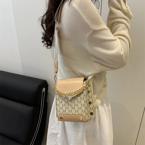 Women Retro M Letter Print Crossbody Bag Heart Metal Buckle PU Leather Small Square Mobile Phone Purse With Wide Strap