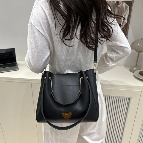 Retro PU Leather Tote Handbag For Women Fashion Crossbody Shoulder Bag With Triangle Metal Logo Minimalist Commute Bag