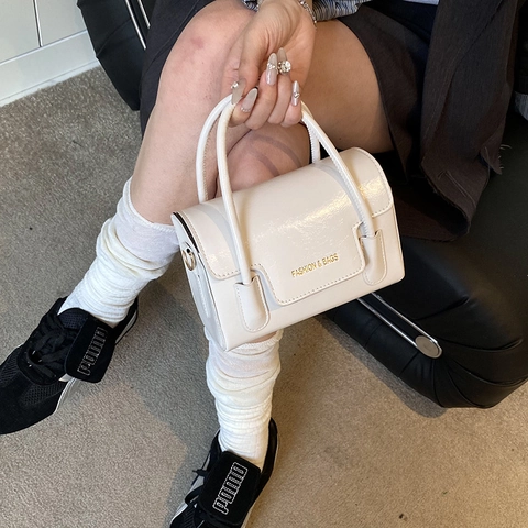 Damen Casual PU Leder Kleine Quadratische Umhängetasche Einfarbig Klappe Handtasche Mit Rundem Griff Mode Verstellbarer Riemen Schultertasche