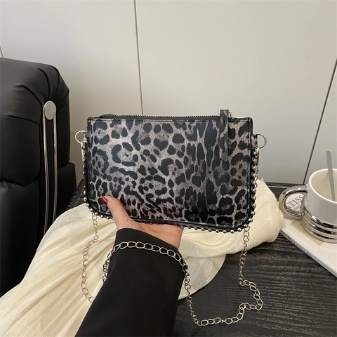 Borsa per Cellulare da Donna in Pelle PU con Stampa Leopardata di Moda Borsa a Tracolla con Catena e Borchie
