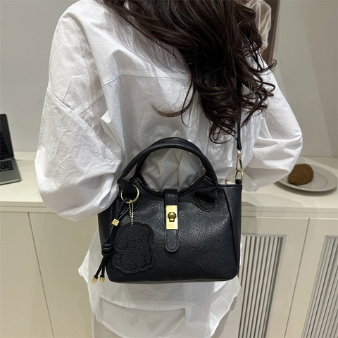 Borsa a Tracolla da Donna in Pelle PU con Motivo Litchi e Chiusura Rotante Dorata Elegante Borsa a Secchiello Ciondolo a Orsetto