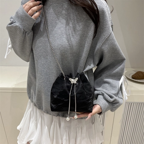 Dames Chinese Stijl Bucket Bag met Textuur Metalen Vlindergesp Kunstparel Trekkoord Ketting Crossbody Handtas
