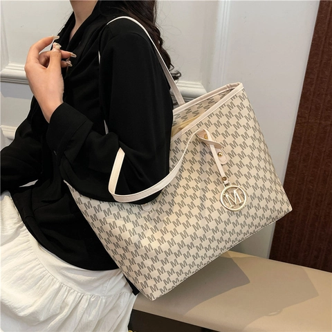 Damen Große Kapazität PU Leder Tote Bag Buchstabendruck Metallanhänger Pendeln Umhängetasche Urban Minimalistische Handtasche