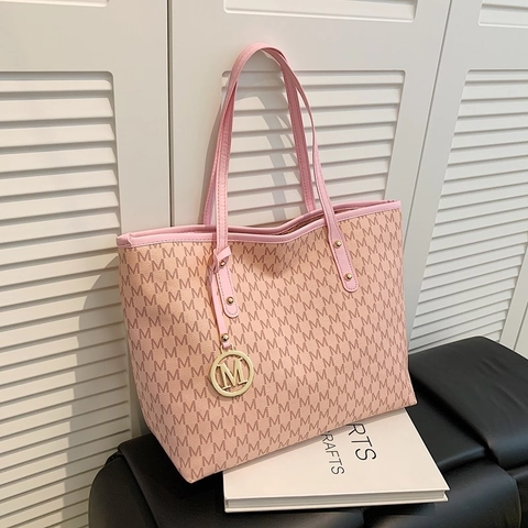 Borsa Tote da Donna con Stampa Monogramma Lettere Grande Capacità in Pelle PU Borsa a Tracolla con Ciondolo in Metallo Moda Pendolare