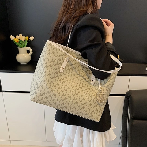 Borsa Tote da Donna con Stampa Monogramma Lettere Grande Capacità in Pelle PU Borsa a Tracolla con Ciondolo in Metallo Moda Pendolare