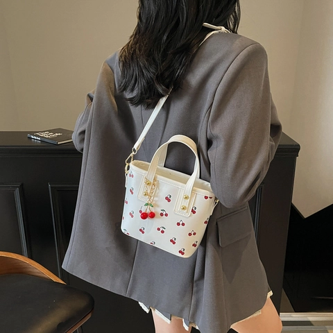 Bedruckte PU Leder Umhängetasche Mit Kirschmuster Für Damen Süße Retro Mini Eimertasche Mit Tragegriff Und Abnehmbarem Riemen