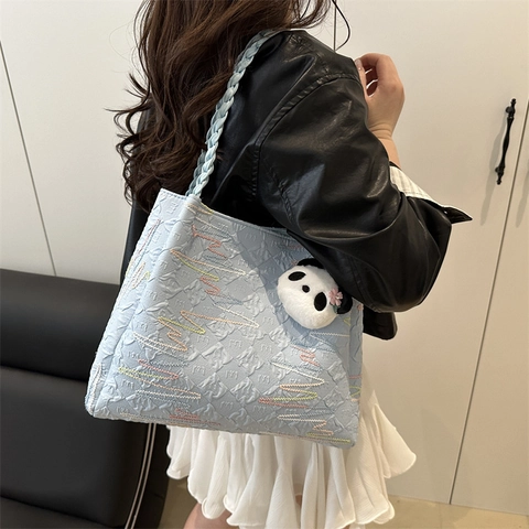 Bolso Tote de Moda Gran Capacidad para Mujer 2025 Nuevo Bolso de Hombro Urbano Simple Con Colgante de Panda Bordado Textura 3D