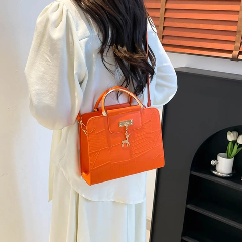 Élégant Sac Bandoulière en Cuir PU à Motif Crocodile pour Femme Sac à Main Chic Avec Poignée Ronde en Métal et Pendentif Cerf
