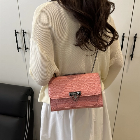 Krokodilmuster Klappe Crossbody Tasche Für Damen Minimalistisch PU Quadratisch Umhängetasche Mit Metallkette Nietenschloss