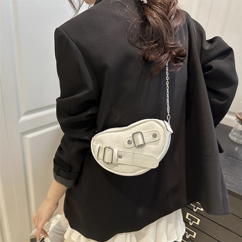 Damen Mode Herzförmige Umhängetasche PU Leder Schultertasche Mit Silberner Metallkette Riemen Schnalle Dekor Pendler Handtasche