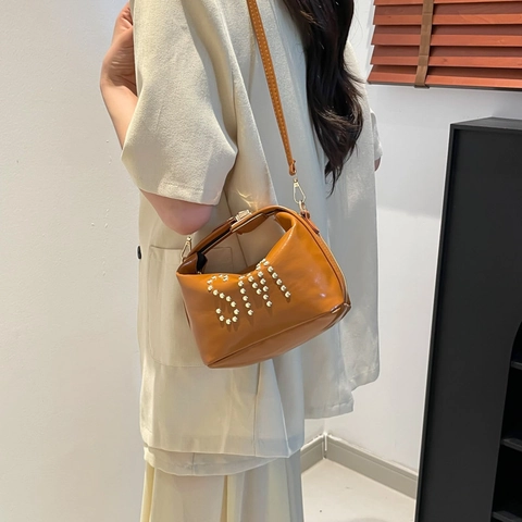 Borsa a Tracolla Piccola Quadrata in Pelle PU Retrò per Donna Borsa a Spalla con Lettera a Rivetto alla Moda Borsa Elegante per Pendolarismo Quotidiano