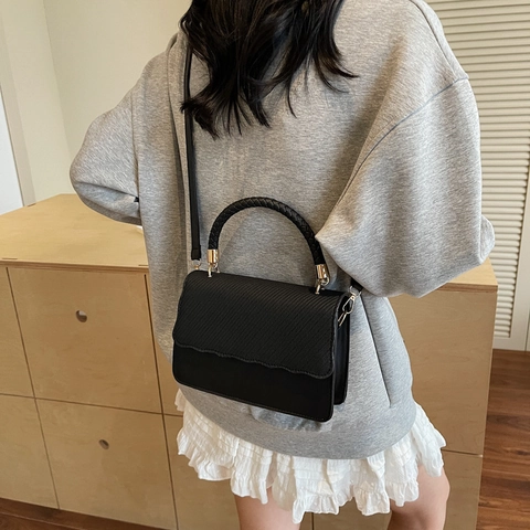 Borsa a Tracolla da Donna in Pelle PU Stile Francese Texture Intrecciata Bordo Ondulato Patta Borsa a Mano Versatile per Uso Quotidiano
