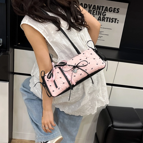 Damen Schleife Seersucker Umhängetasche Mode Bedruckte Gesteppte Achseltasche Balletcore Stil Süße Baguette Handtasche Mit Herzanhänger