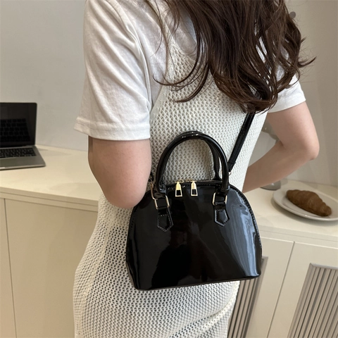 Sac Bandoulière Coquille en Cuir PU Rétro pour Femmes Mode Fini Verni Sac à Épaule Minimaliste Couleur Unie Sac à Main Décontracté