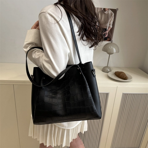 Women Large Capacity Crocodile Embossed PU Leather Tote Bag Retro Underarm Shoulder Bag With Adjustable Wide Strap Fashion Handbag