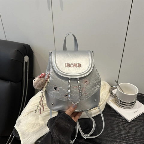 Mini Mochila de Moda para Mujer Cuero PU Lona Empalme Bolso de Cubo Niche Pequeño Con Cadena de Plata Bordado Colgante de Peluche