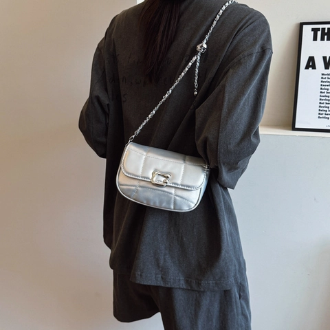 Women Quilted Chain Crossbody Bag PU Leather Metallic Small Square Shoulder Bag Niche Minimalist Design Satchel Purse