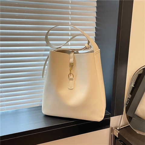 Women PU Leather Bucket Bag Minimalist Shoulder Bag Large Capacity Crossbody Bag With Metallic Clasp Fashion Commuter Handbag