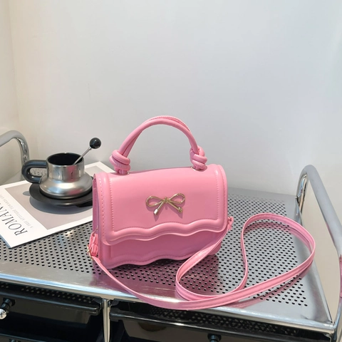Women Fashion PU Leather Crossbody Bag Small Square Handbag With Scalloped Edge Metal Bow Twisted Handle For Fashion Casual Daily
