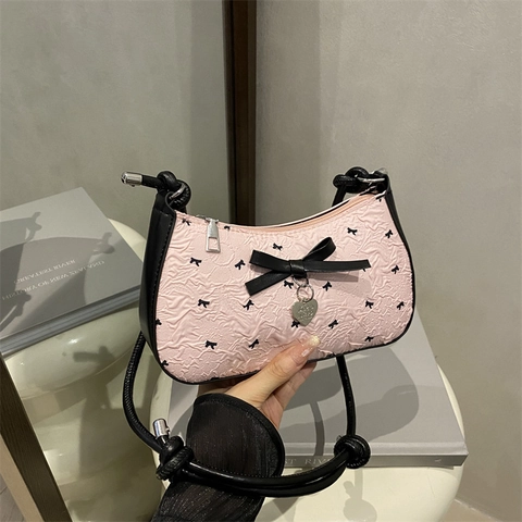 Sac Sous le Bras pour Femme Doux Frais Avec Motif Nœuds et Pendentif Cœur Tissu Plissé Sac à Épaule Mode 2025