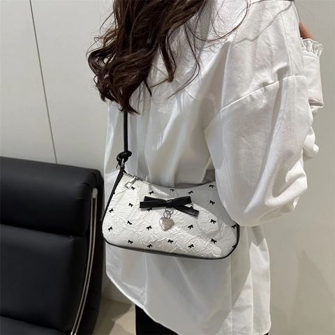 Sac Sous le Bras pour Femme Doux Frais Avec Motif Nœuds et Pendentif Cœur Tissu Plissé Sac à Épaule Mode 2025