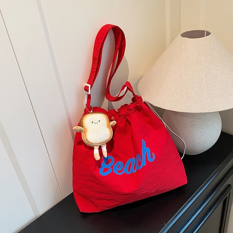 Borsa Tote da Donna in Tessuto Lavato di Grande Capacità Con Stampa a Lettere Beach e Simpatico Pendaglio in Peluche a Forma di Pane