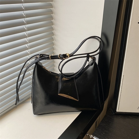 Bolso de Axila Minimalista de Cuero PU para Mujer Bolso Hobo de Color Liso con Hebilla de Metal Dorado y Correa Ajustable