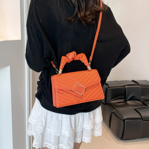 Trendige V-Förmig Gesteppte PU Leder Umhängetasche Mit Gerafftem Griff Quadratische Metallschnalle Elegante Tasche Für Damen