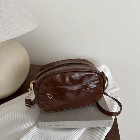 Bolso Bandolera Ovalado de Cuero PU Brillante Minimalista Urbano para Mujer con Correa de Hombro Ancha Ajustable Color Sólido Bolso de Moda
