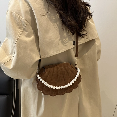 Women Shell Shaped Crossbody Bag Elegant Artificial Pearl Chain Decor PU Leather Shoulder Bag Versatile Small Square Purse