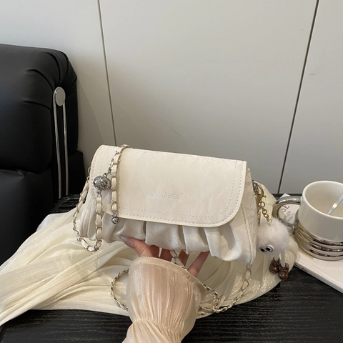 Bolso Bandolera de Nube Plisado de Tendencia para Mujer Moda de Verano Bolso Cuadrado Pequeño con Cadena y Colgante de Peluche Bolso de Hombro de PU