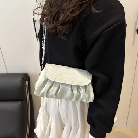 Bolso Bandolera de Nube Plisado de Tendencia para Mujer Moda de Verano Bolso Cuadrado Pequeño con Cadena y Colgante de Peluche Bolso de Hombro de PU
