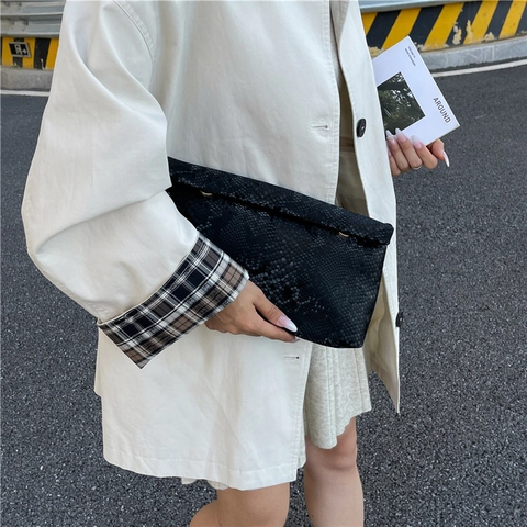 Bolso de Mano Tipo Sobre de Cuero PU con Estampado de Serpiente para Mujer Bolso Minimalista de Costura para Diario y Fiesta
