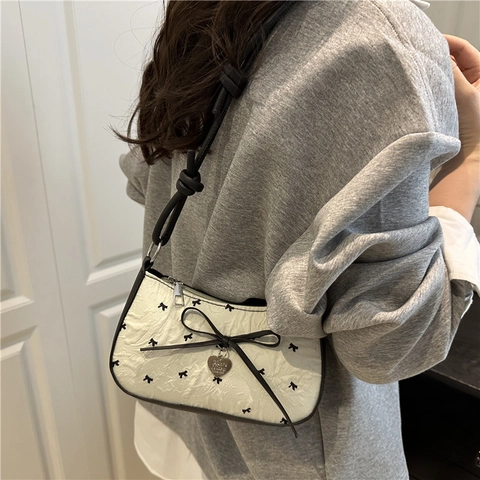 Süße Plissee PU Leder Unterarmtasche Für Damen Mit Schleifendruck Herz Anhänger Schulter Crossbody Tasche Mode Hobo Handtasche