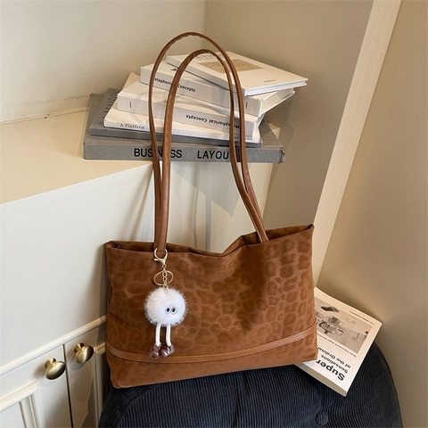 Fashion Women Leopard Print Large Capacity Faux Suede Tote Bag Autumn Winter Versatile Shoulder Bag With Plush Charm