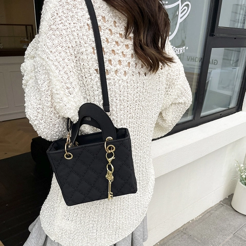 Sac à Main Matelassé Élégant en Losanges Cuir PU Rétro Sac Bandoulière Petit Sac Carré Avec Pendentif en Métal Femme