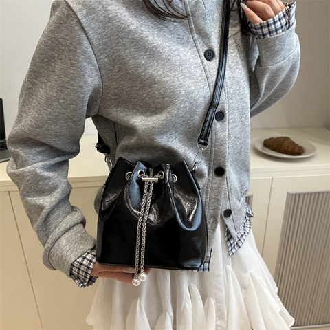 Fashion Women PU Leather Bucket Bag Shiny Drawstring Pearl Chain Crossbody Shoulder Bag Large Capacity Retro Solid Handbag