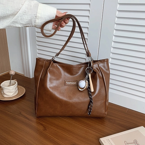 Bolso Tote de Cuero PU para Mujer Gran Capacidad Etiqueta de Letra Bolso de Hombro Con Colgante de Béisbol Bolso de Mano Casual Conmutar