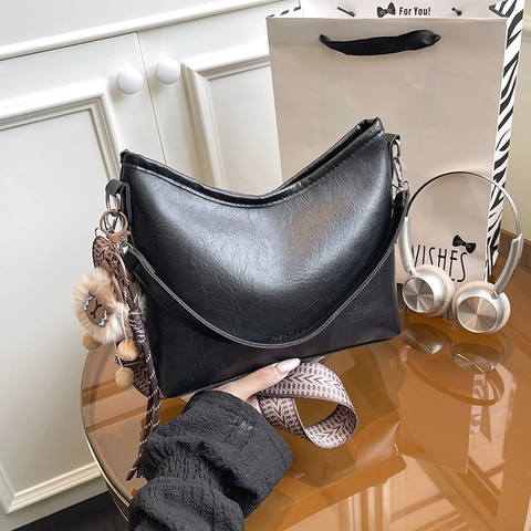 Retro Large Capacity PU Leather Crossbody Bag For Women Vintage Hobo Shoulder Bag With Wide Strap And Plush Toy Pendant