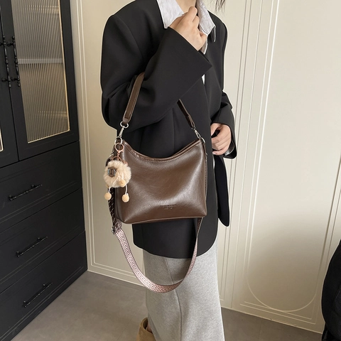 Retro Large Capacity PU Leather Crossbody Bag For Women Vintage Hobo Shoulder Bag With Wide Strap And Plush Toy Pendant